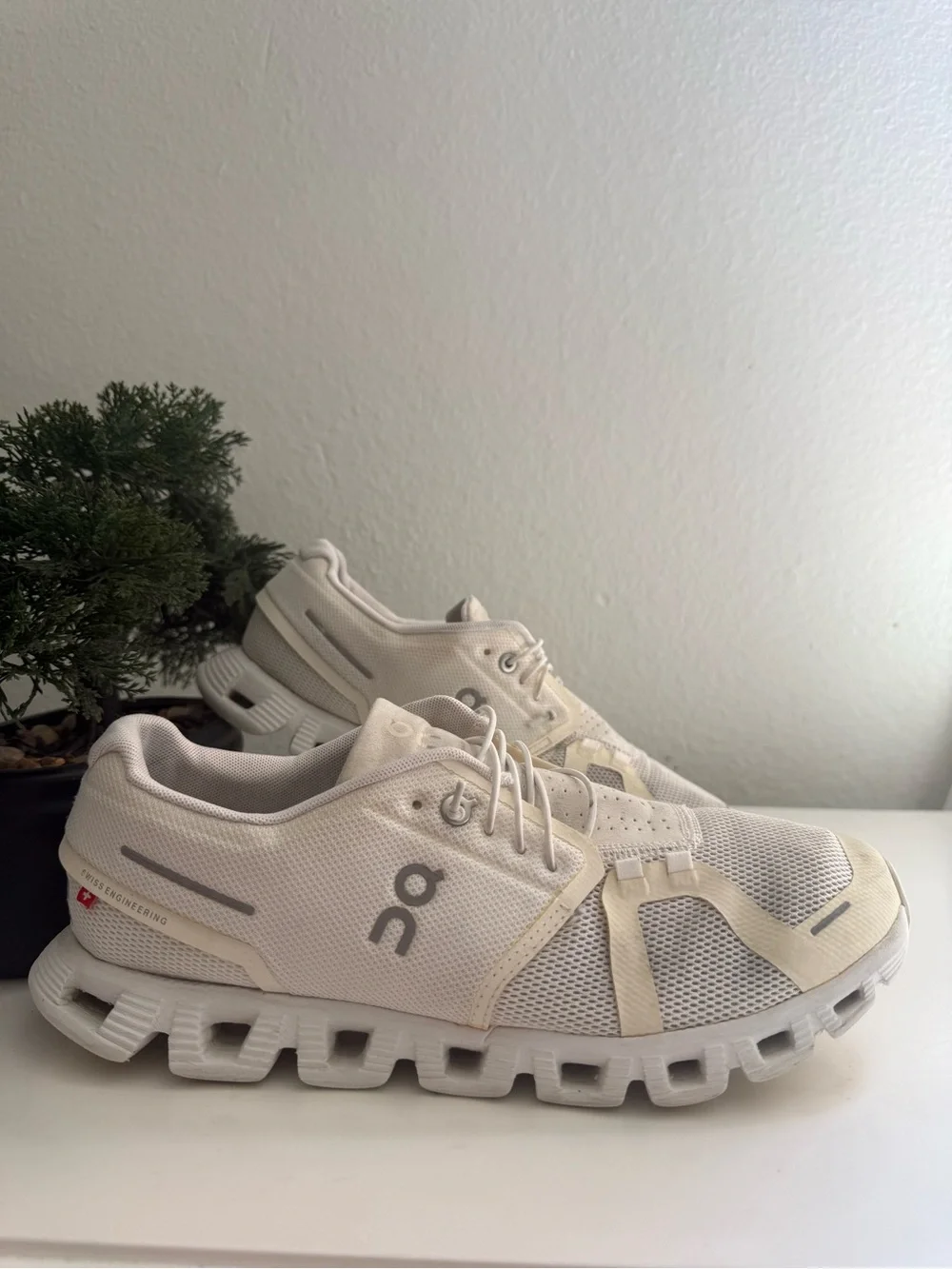 On Running Men size 9 Athletic Shoes in Off-White/Cream